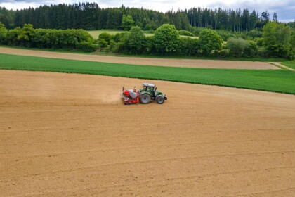 Efektivita v praxi: Jak traktory DEUTZ-FAHR pomáhají zemědělcům šetřit náklady