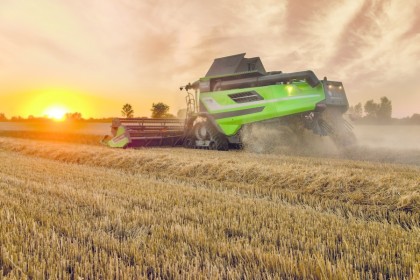 Nová sklízecí mlátička C9306 TSB poprvé na českých polích